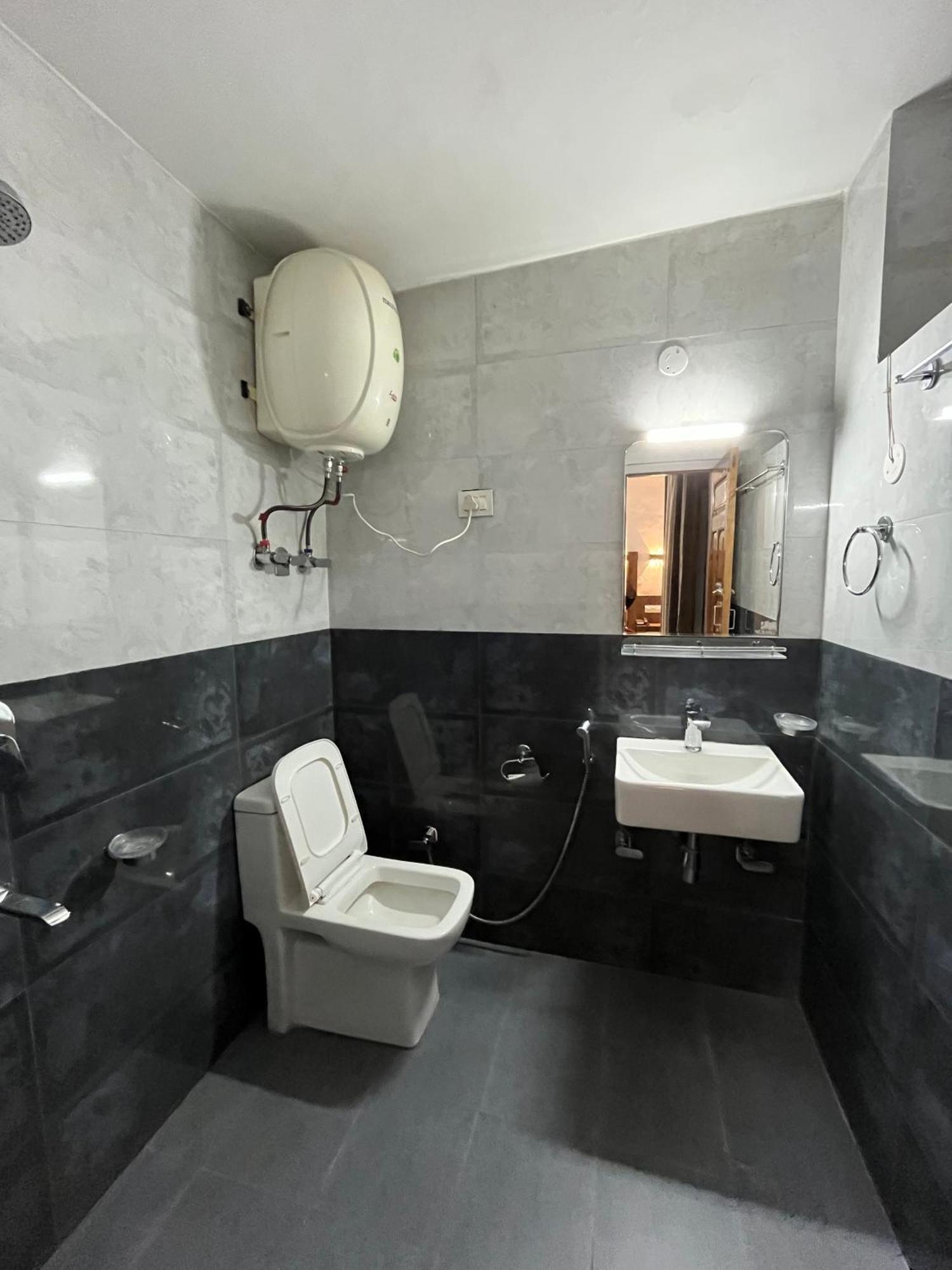 Hotel Premier Mall Road Manali Ngoại thất bức ảnh