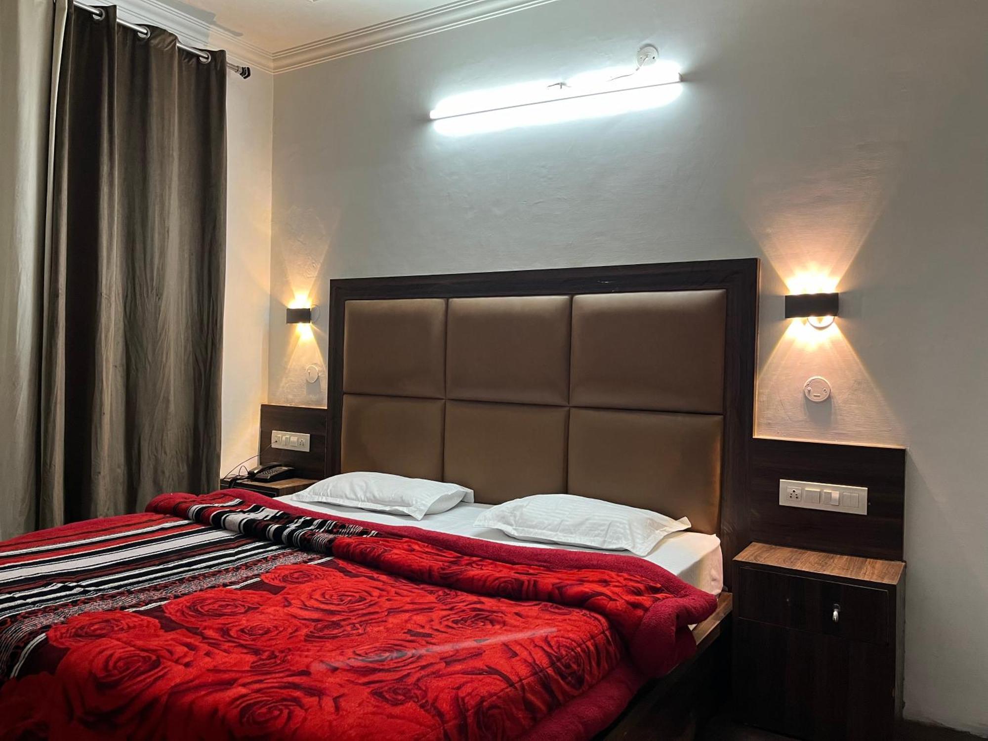 Hotel Premier Mall Road Manali Ngoại thất bức ảnh