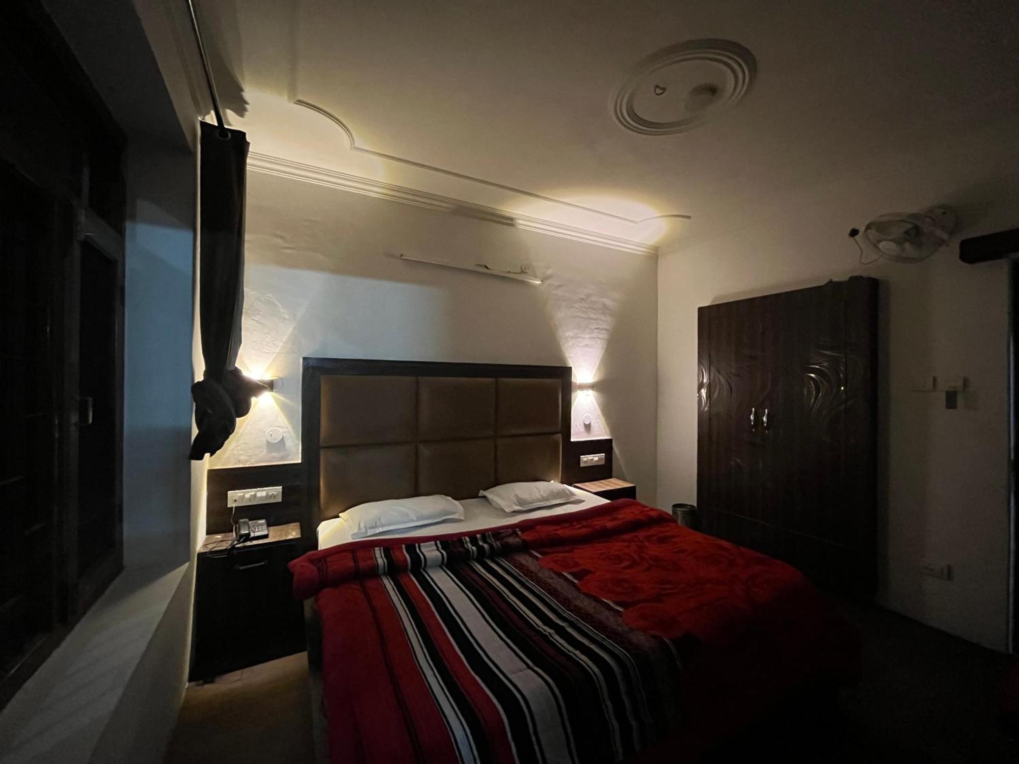 Hotel Premier Mall Road Manali Ngoại thất bức ảnh