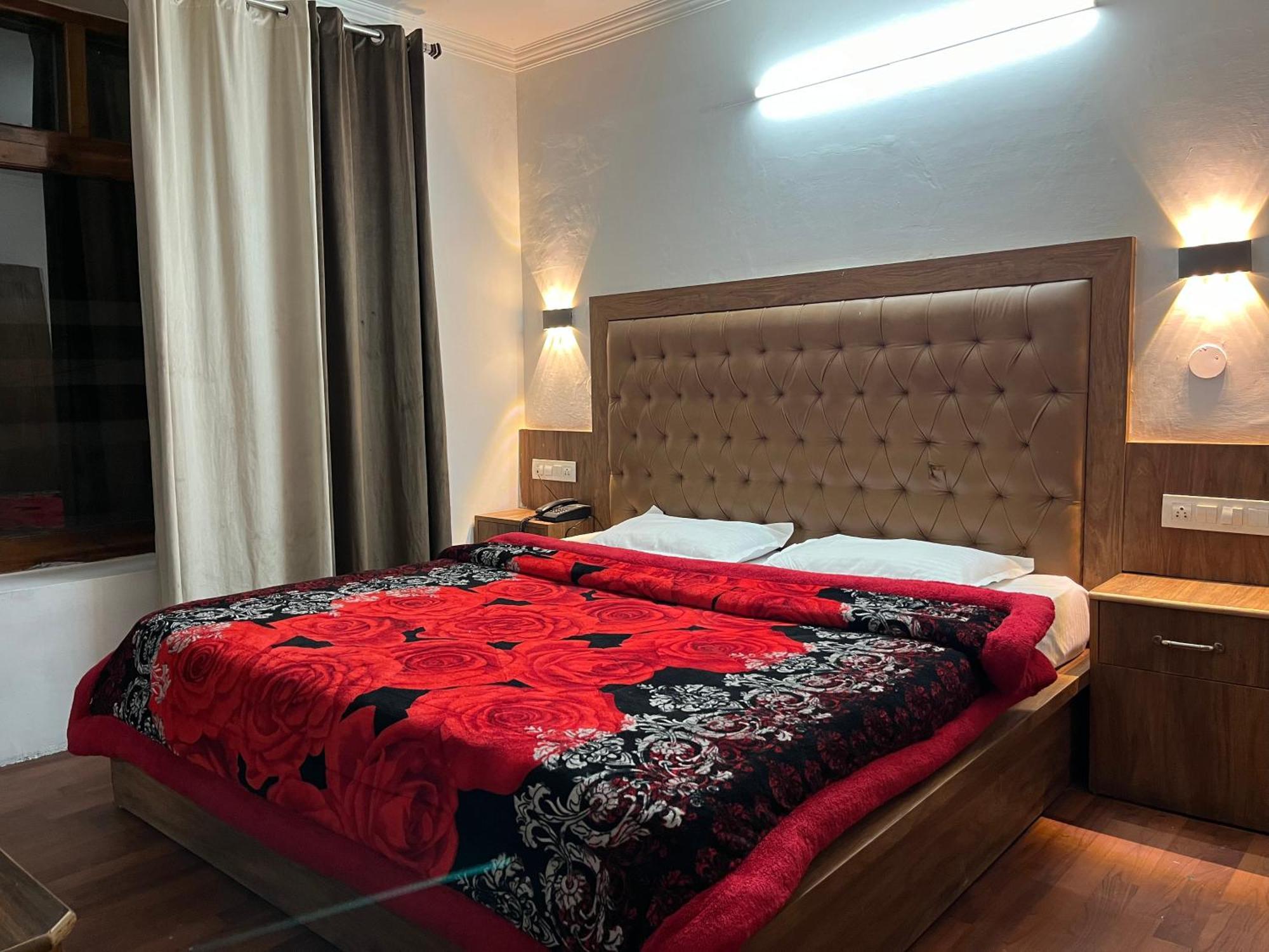 Hotel Premier Mall Road Manali Ngoại thất bức ảnh
