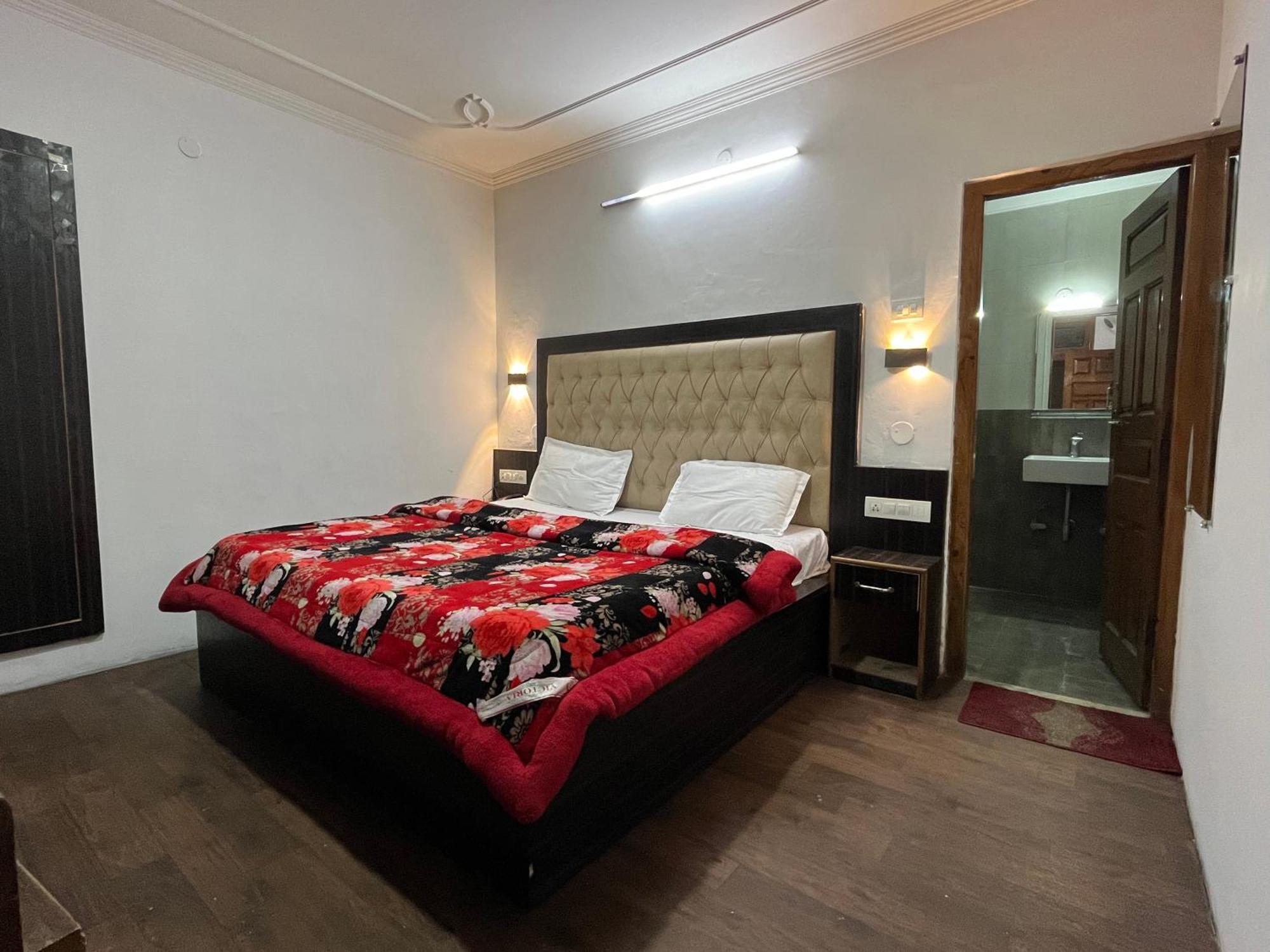 Hotel Premier Mall Road Manali Ngoại thất bức ảnh
