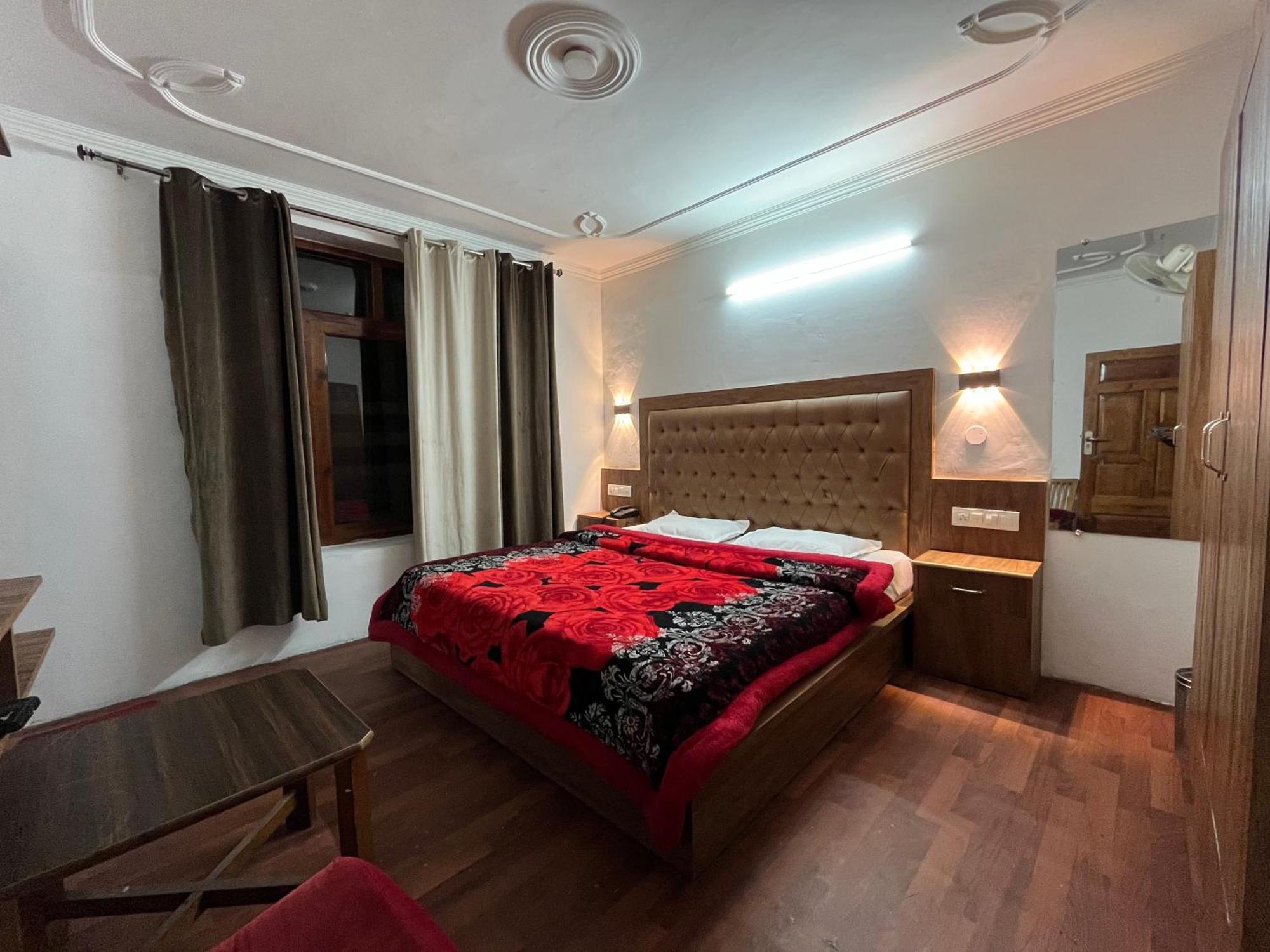 Hotel Premier Mall Road Manali Ngoại thất bức ảnh