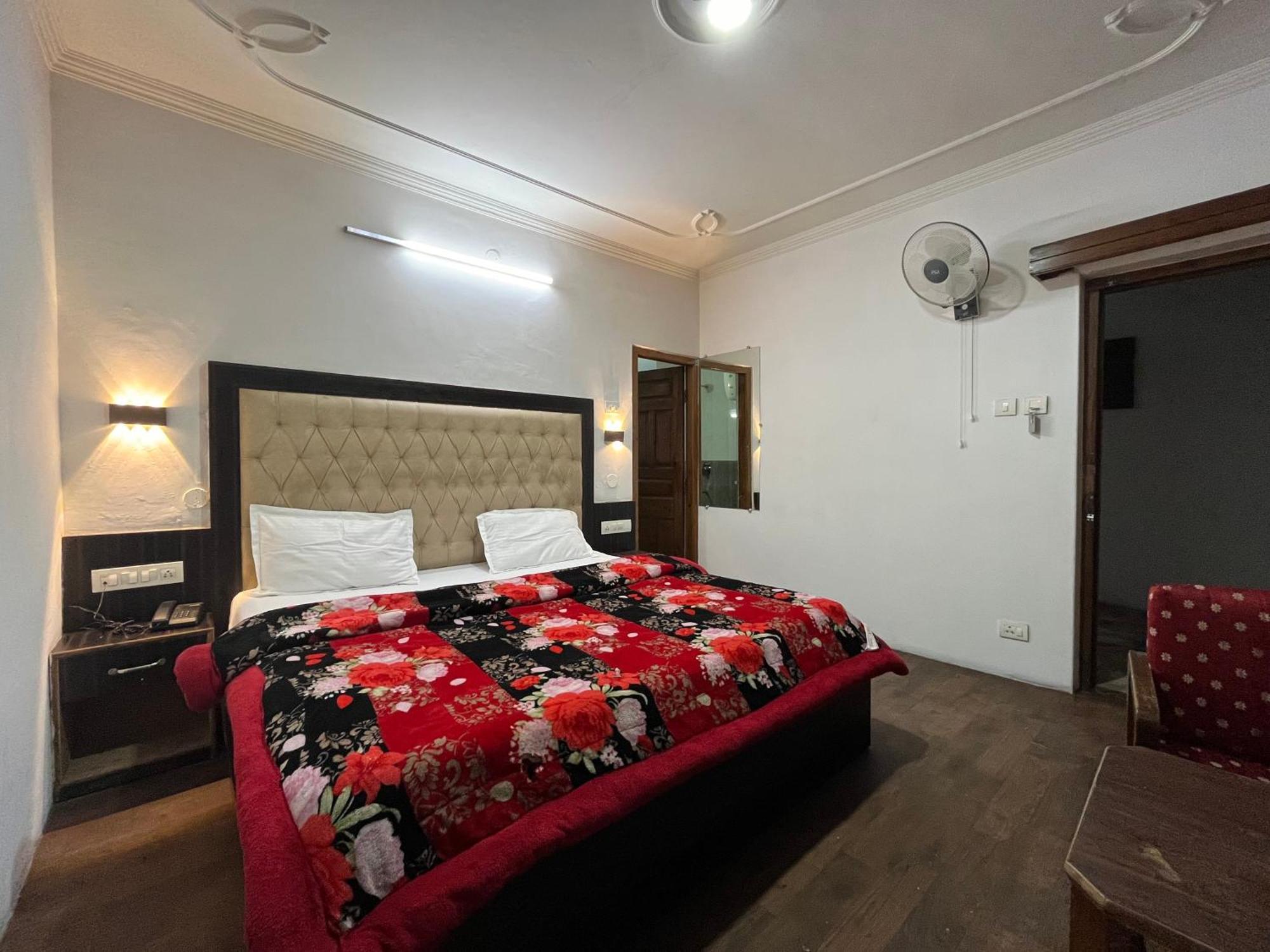 Hotel Premier Mall Road Manali Ngoại thất bức ảnh