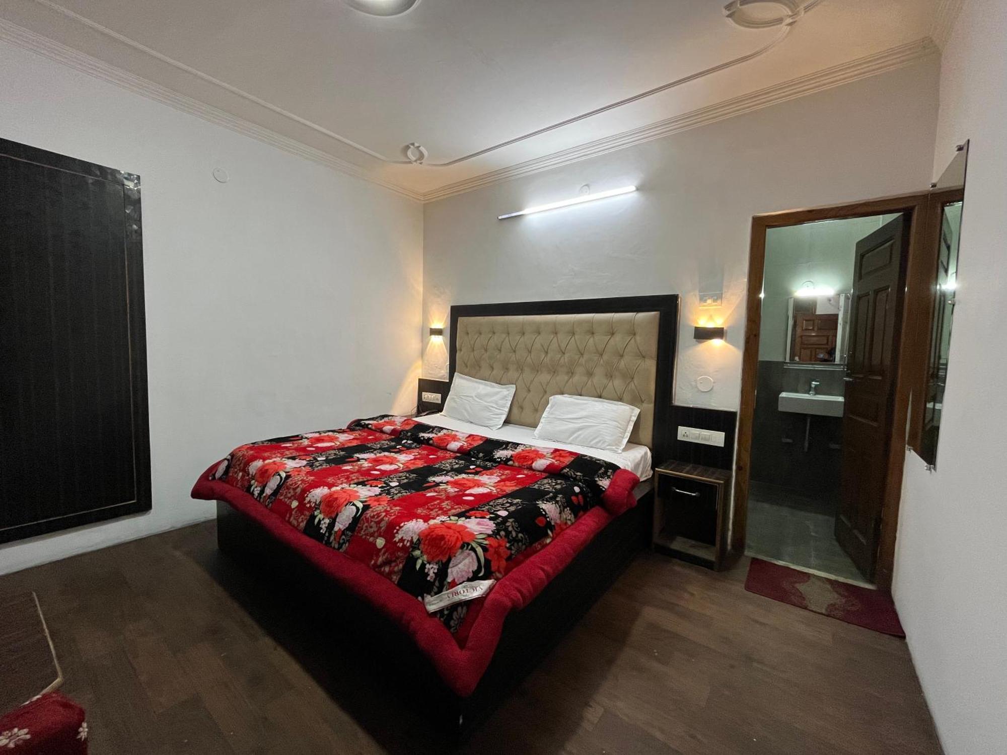 Hotel Premier Mall Road Manali Ngoại thất bức ảnh