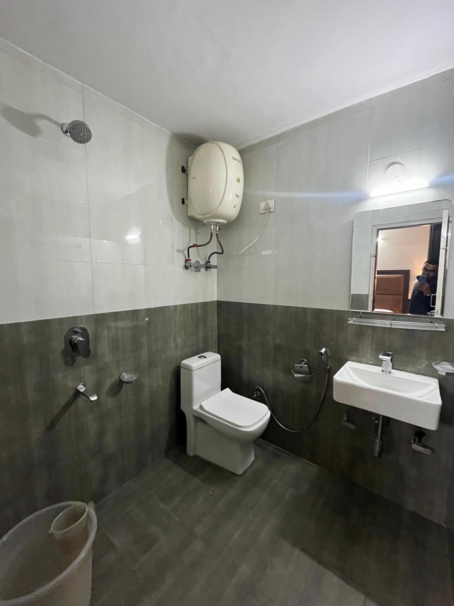 Hotel Premier Mall Road Manali Ngoại thất bức ảnh