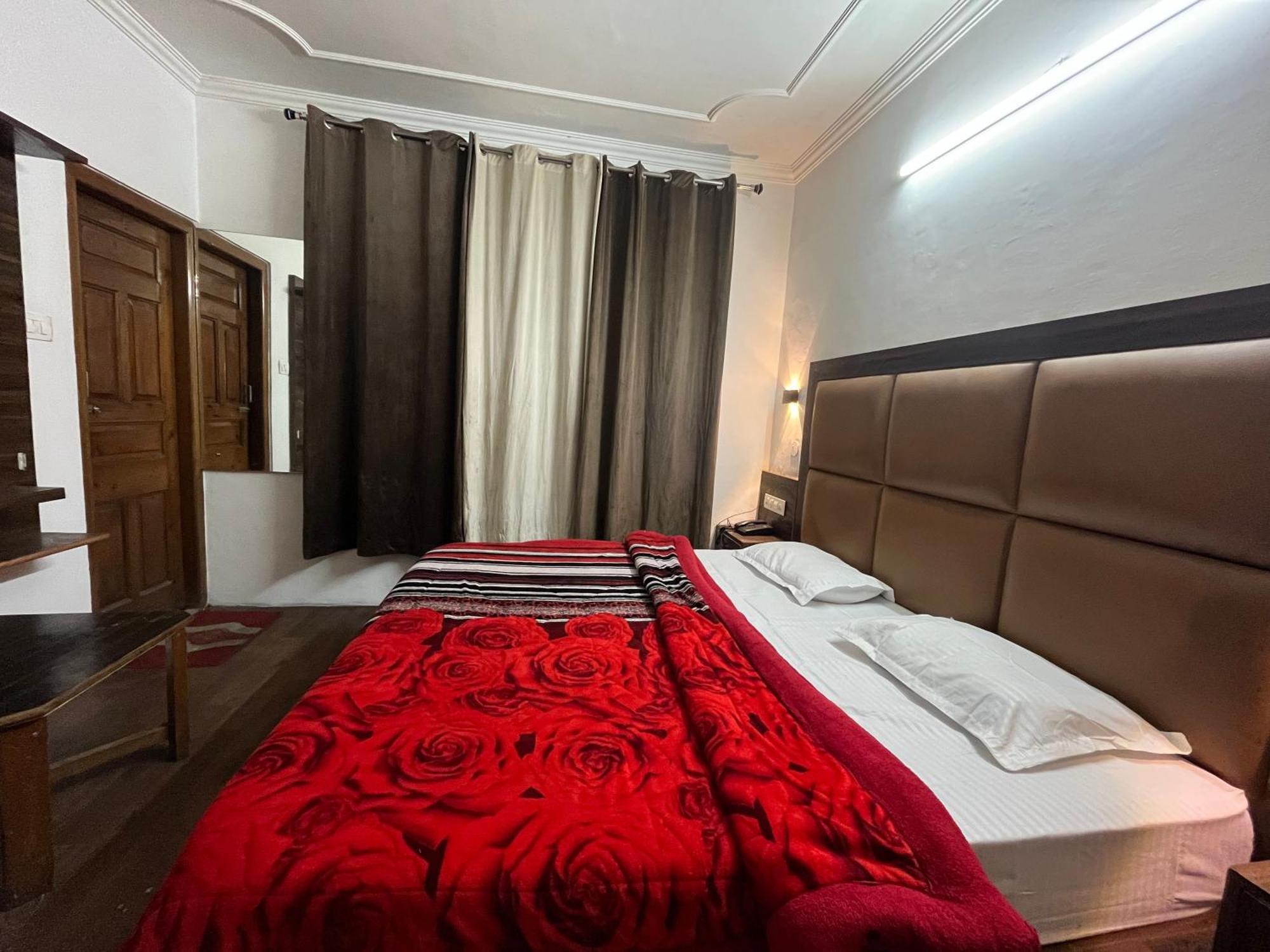 Hotel Premier Mall Road Manali Ngoại thất bức ảnh
