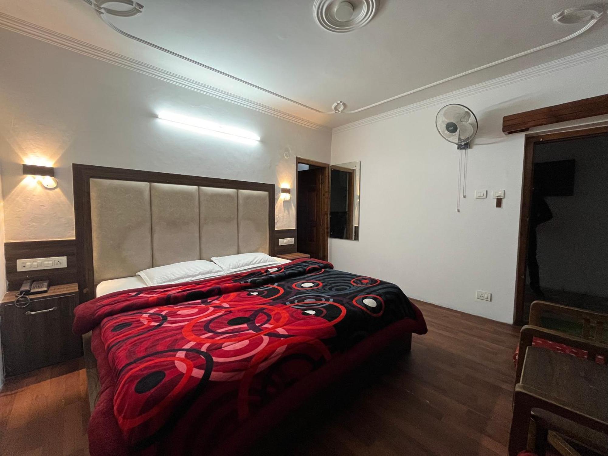 Hotel Premier Mall Road Manali Ngoại thất bức ảnh