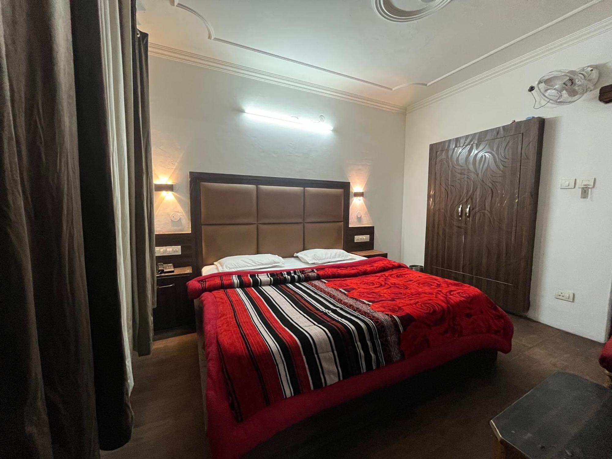 Hotel Premier Mall Road Manali Ngoại thất bức ảnh