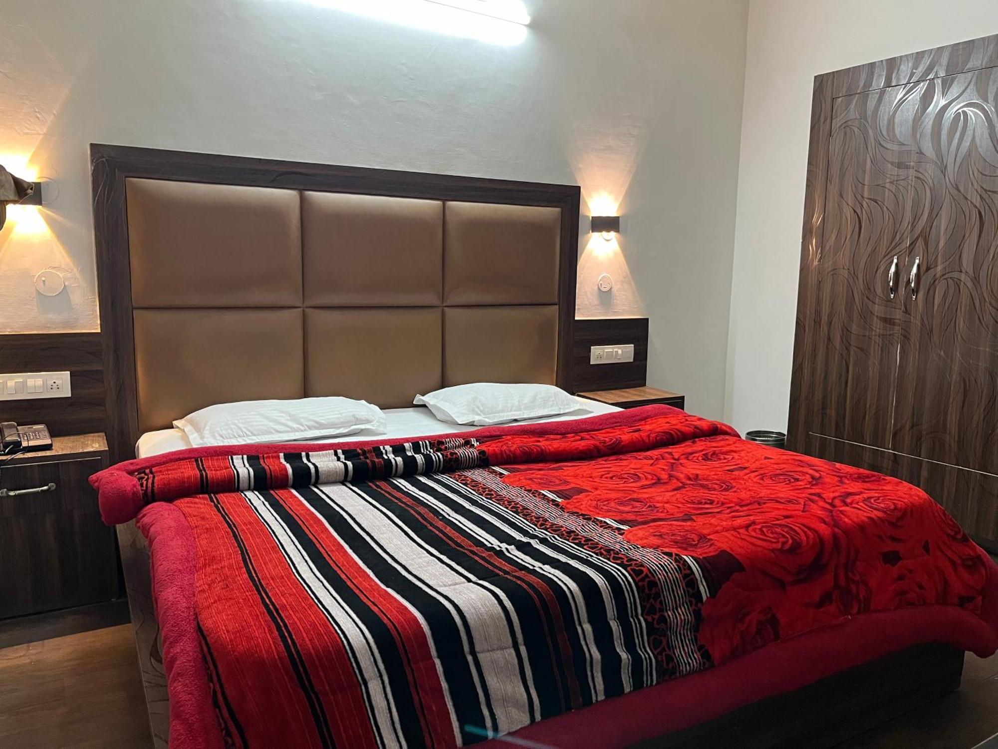 Hotel Premier Mall Road Manali Ngoại thất bức ảnh