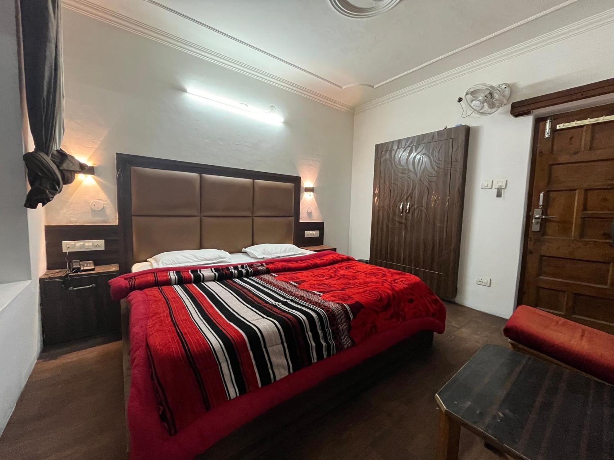Hotel Premier Mall Road Manali Ngoại thất bức ảnh